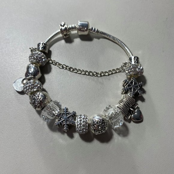 NEW Winter-Themed Silver Metal Charm Bracelet - Picture 4 of 5